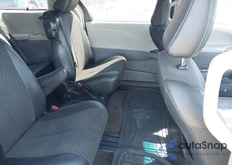 2012 Toyota Sienna Se 8 Passenger z USA, uszkodzony, nr VIN 5TDXK3DC5CS188773